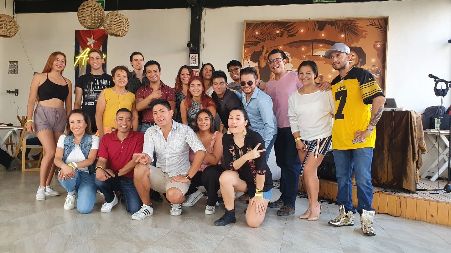 Clases de baile en Quéretaro. Sucursal Juriquilla EnsalsateQ. Clases de Salsa, cumbia, bachata. Coreografías XV años, bodas. Qro.