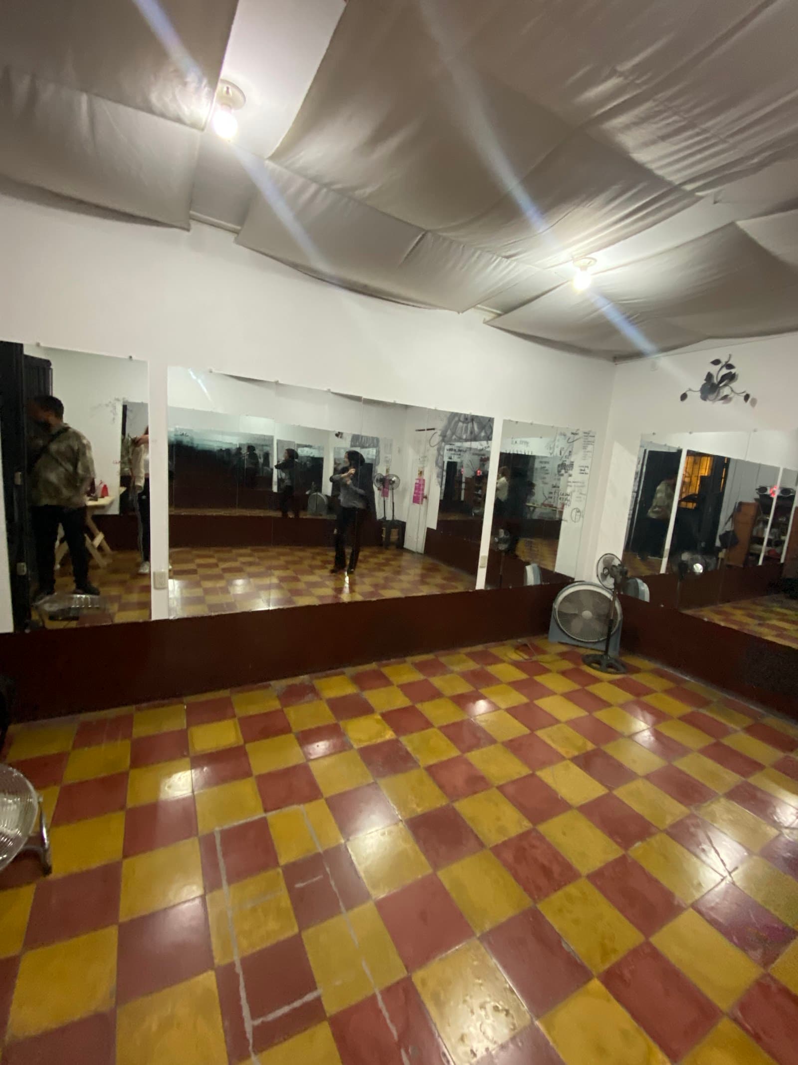 Salsa con Gloria Dance Academy. Antigua Guatemala, SACATEPÉQUEZ