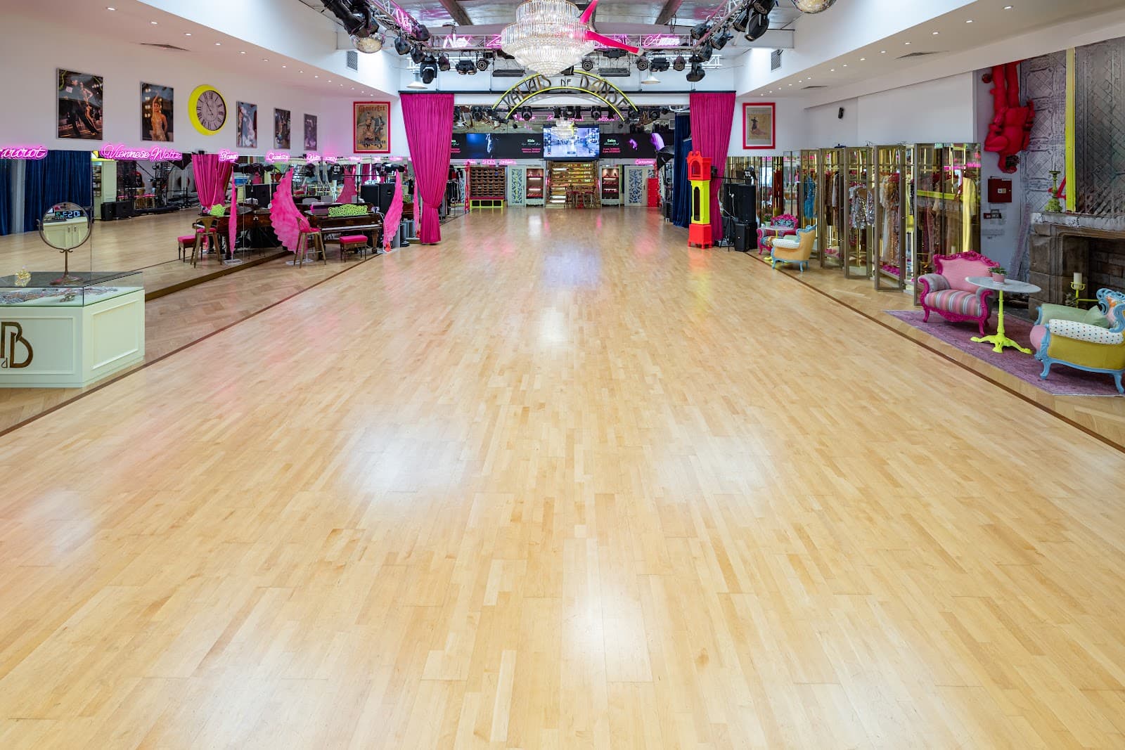 Palais de Danse Dance Studio Dubai. Dubai, DUBAI EMIRATE