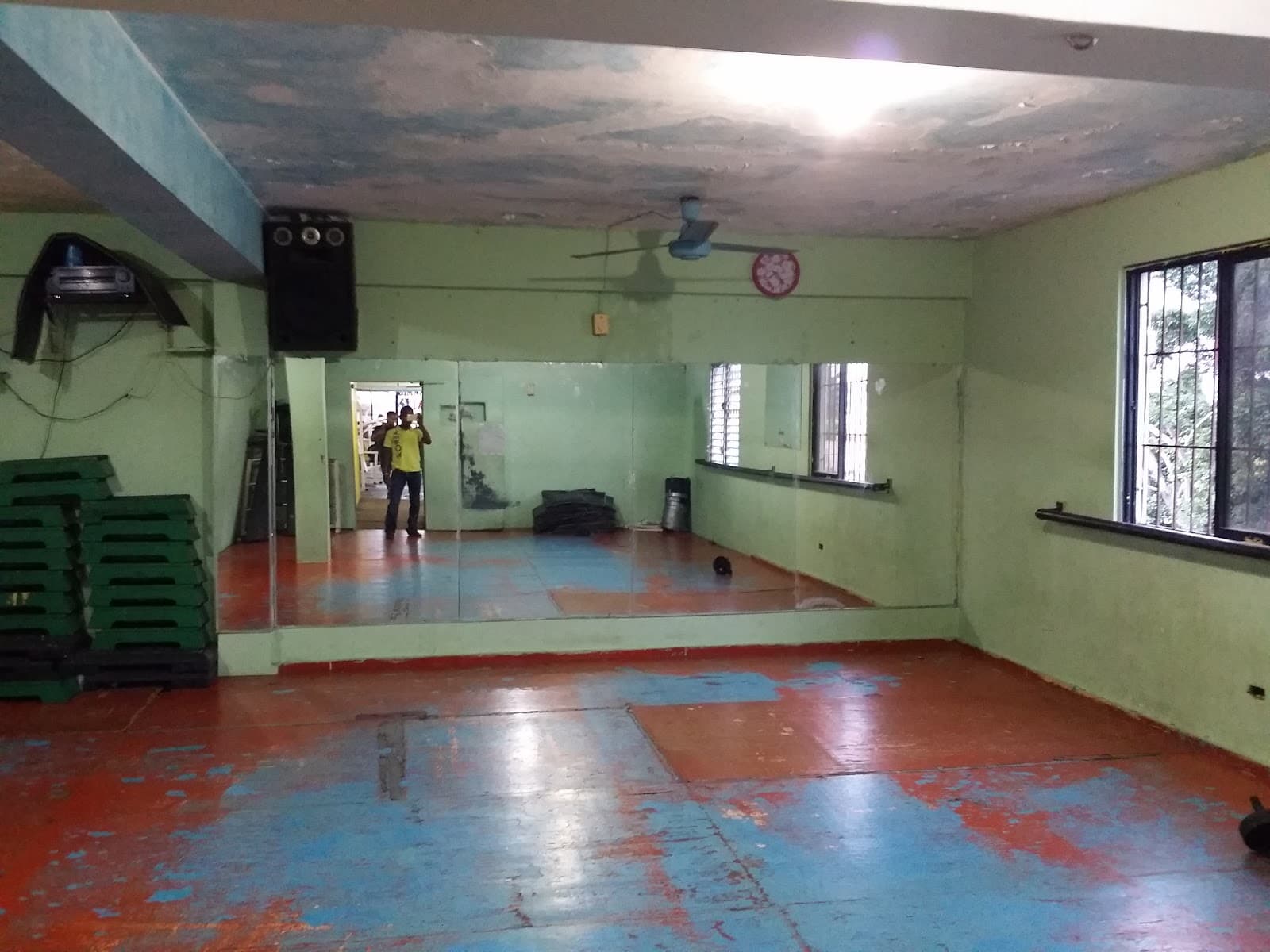 Escuela de Salsa Peluche. Santo Domingo de Guzmán, DISTRITO NACIONAL