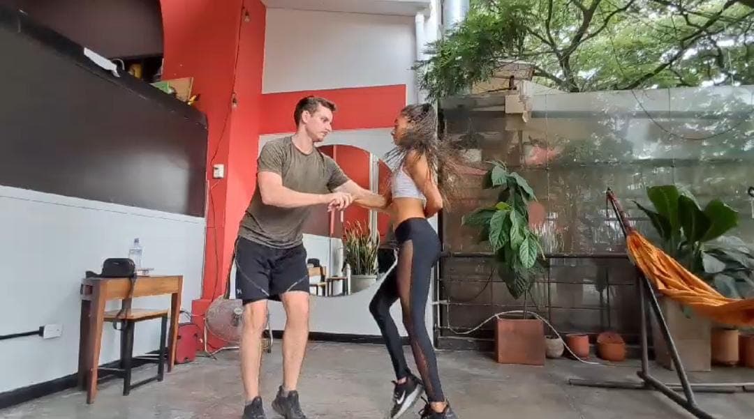 Cali baila salsa. Cali
